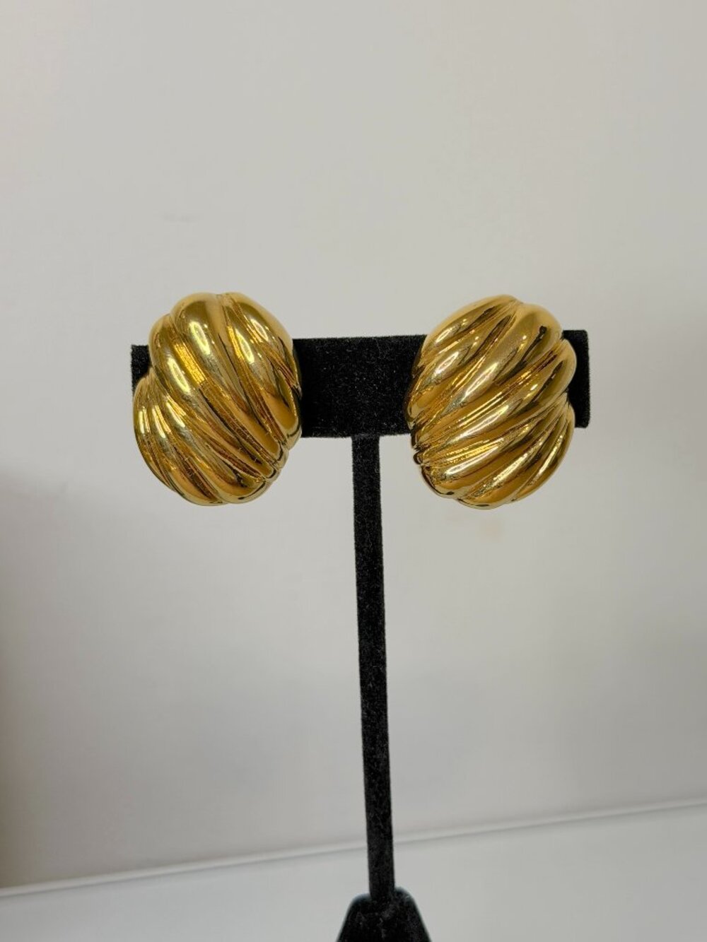 Vintage Gold Tone Shell Pumpkin Clip-On Earrings Swirl Ridged Statement Jewelry